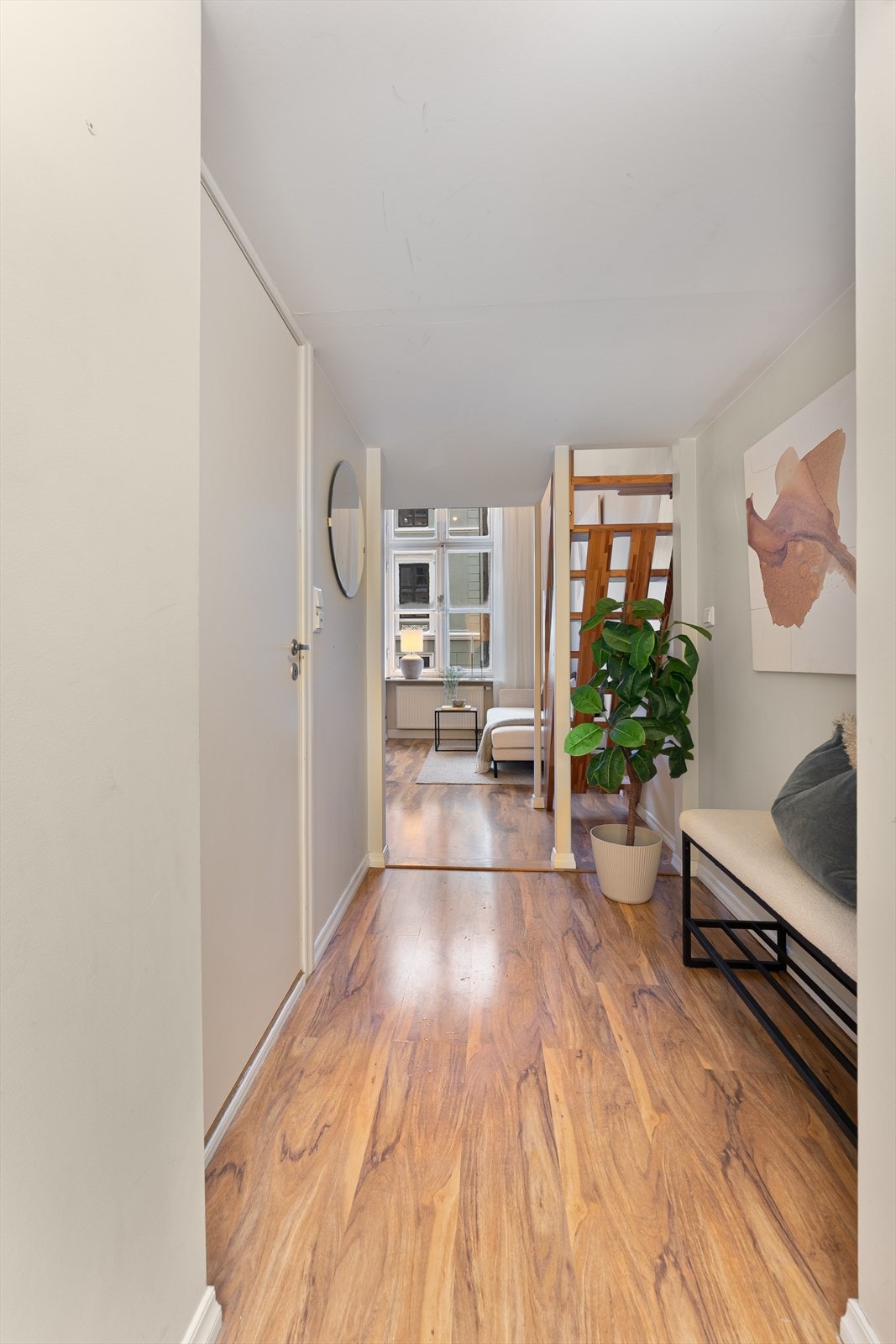 Romslig gang med plass til oppbevaring av yttertøy og sko. Galleribilde