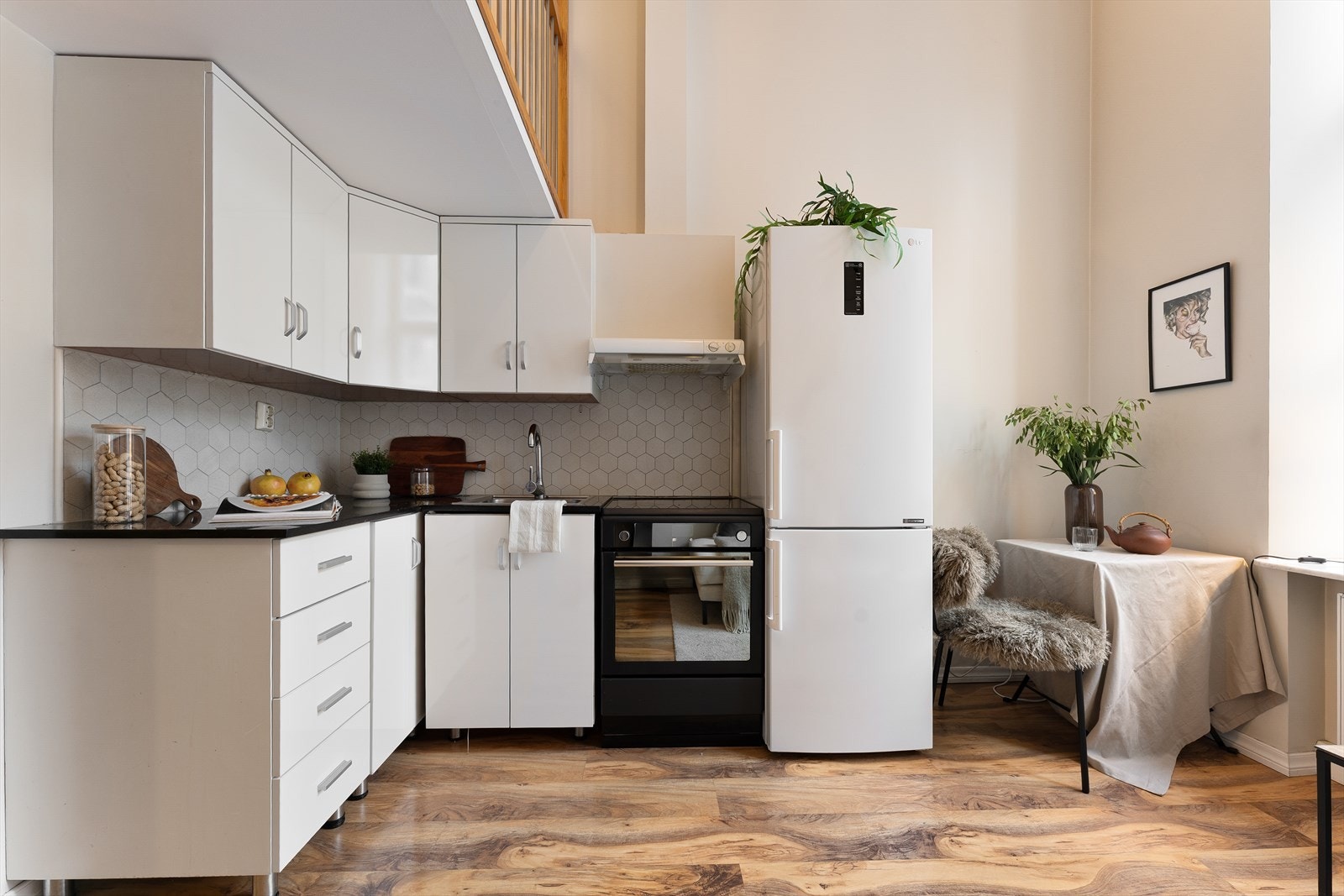 Kjøkkeninnredning med glatte fronter. Fliser på vegg. Benkeplate i granitt. Galleribilde