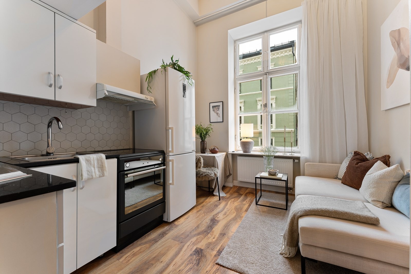 Leiligheten ligger i klassisk bygård med takhøyde på opptil 4 meter i stuen. Galleribilde