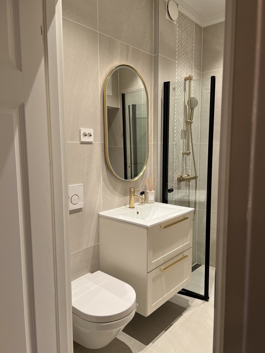 Totalrenovert bad med varmekabler og dusjhjørne. Galleribilde