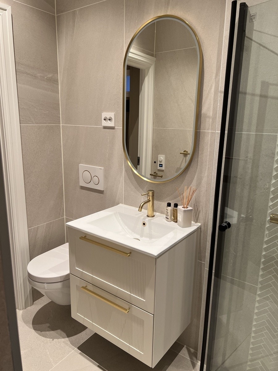 Totalrenovert bad med varmekabler og dusjhjørne. Galleribilde