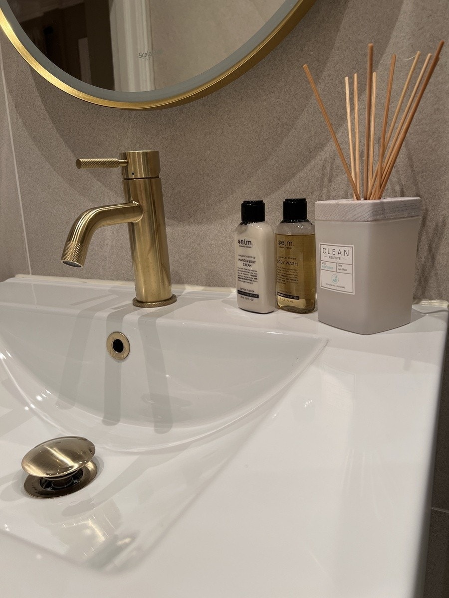 Pen vask med fine detaljer. Galleribilde