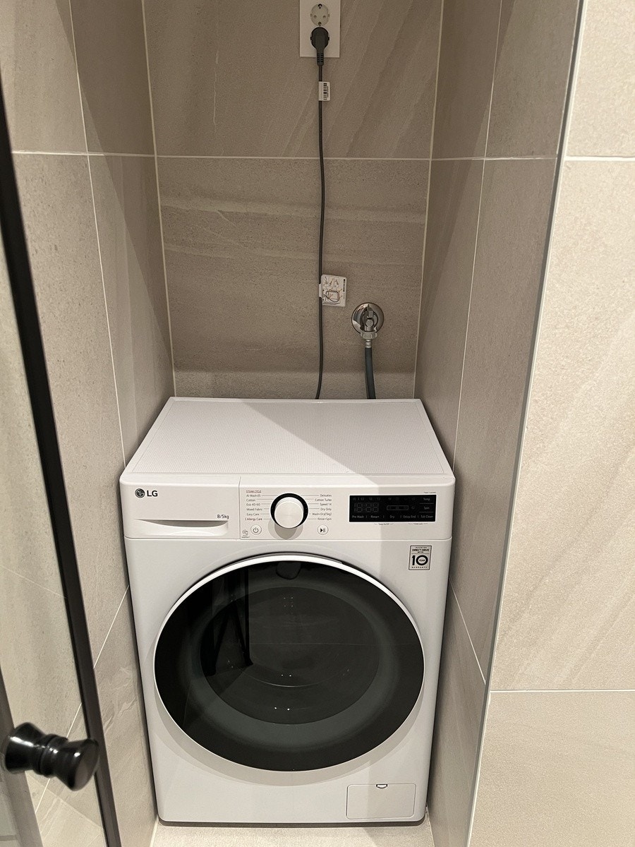 Vaskemaskin- med tørketrommel medfølger. Galleribilde