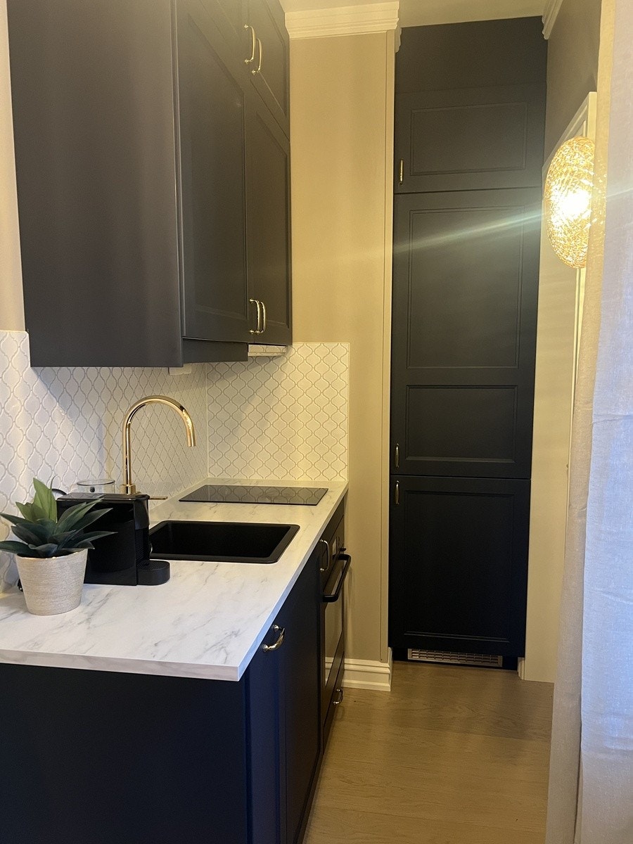 Hyggelig kjøkkenkrok med kjøl- og fryseskap integrert. Galleribilde