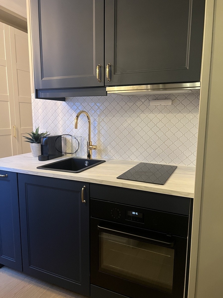 Kjøkken med integrert ovn- og induksjonsplate Galleribilde