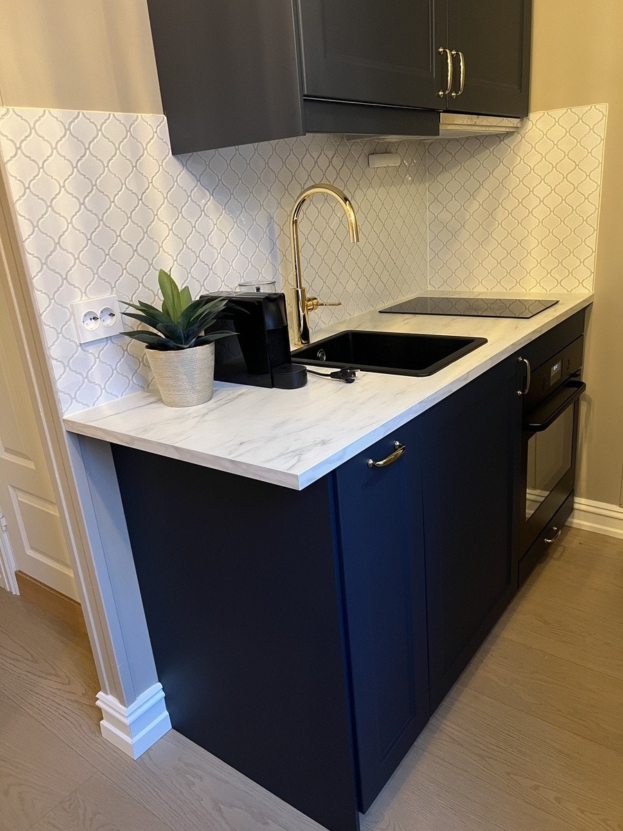 Plass til kaffemaskin på kjøkkenebenken. Galleribilde