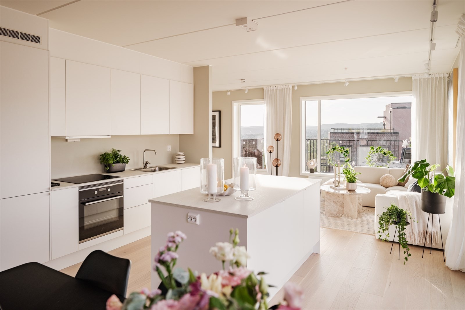 Kjøkkenet er tilrettelagt med platetopp, oppvaskmaskin, stekeovn og kombi kjøl/frys. Komfyrvakt samt aquastop/lekkasjevarsler med sensorer og magnetventil er installert. Belysning er elegant løst med downlights under overskap. Galleribilde