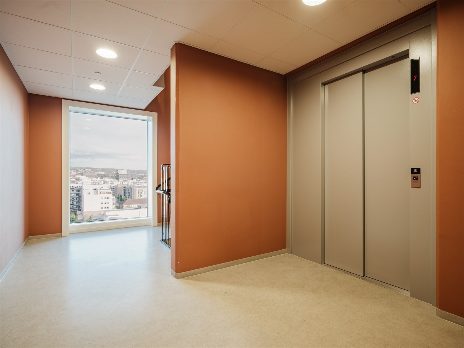 Det er heis fra kjeller helt opp til takterrasse. Leiligheten disponerer også en bod i kjeller på ca. 6,5 m². Galleribilde