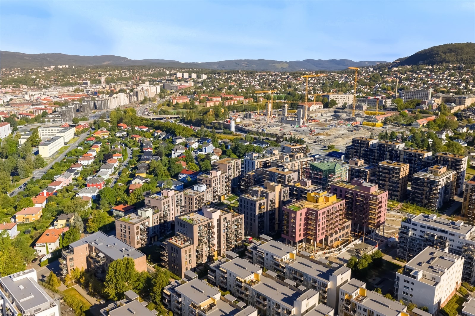 Området er i stadig utvikling med flere spennende prosjekter. Blant dem er Økern portal stod ferdig for et par år siden og har skapt et sosialt samlingspunkt med flere godt omtalte serveringstilbud og en imponerende takterrasse og løpebane. Galleribilde