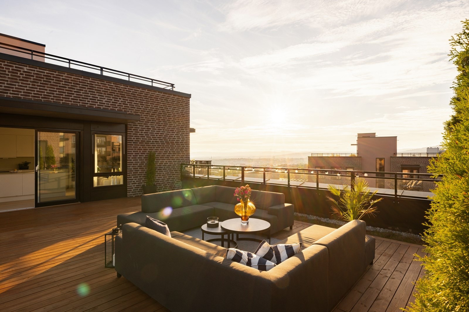 Dette er et perfekt sted å tilbringe sommerdagene på. Her har du plass til "alle" i både familien og vennegjengen på sosiale samlinger. Galleribilde