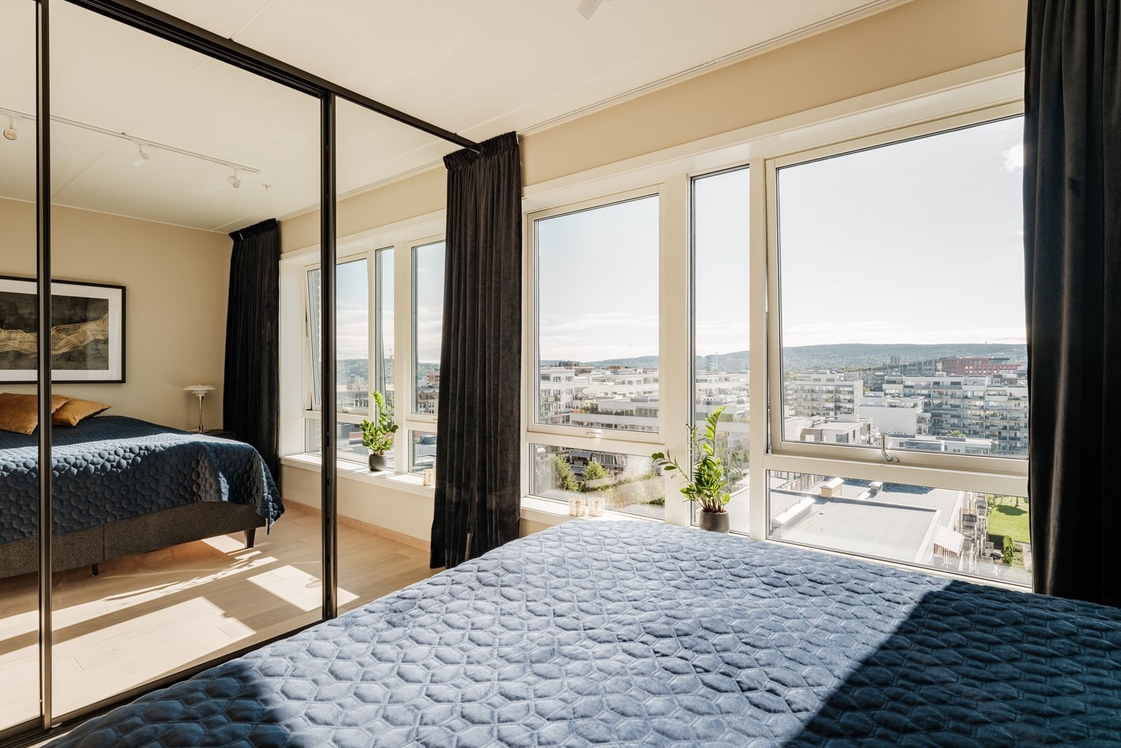 Et soverom med ekte New York-feeling. Her våkner du til en sinnssyk utsikt som strekker seg langt utover horisonten, både på dagtid og når byen glitrer om kvelden. Galleribilde