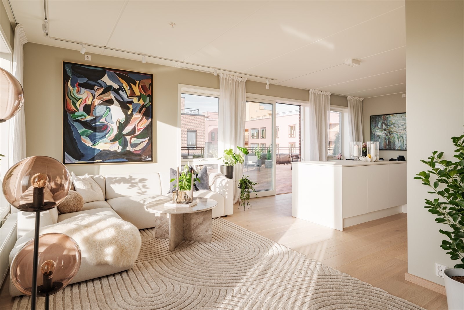 Den åpne stue- og kjøkkenløsningen har en romslig og luftig atmosfære med målt takhøyde på ca. 2,59 m. Galleribilde