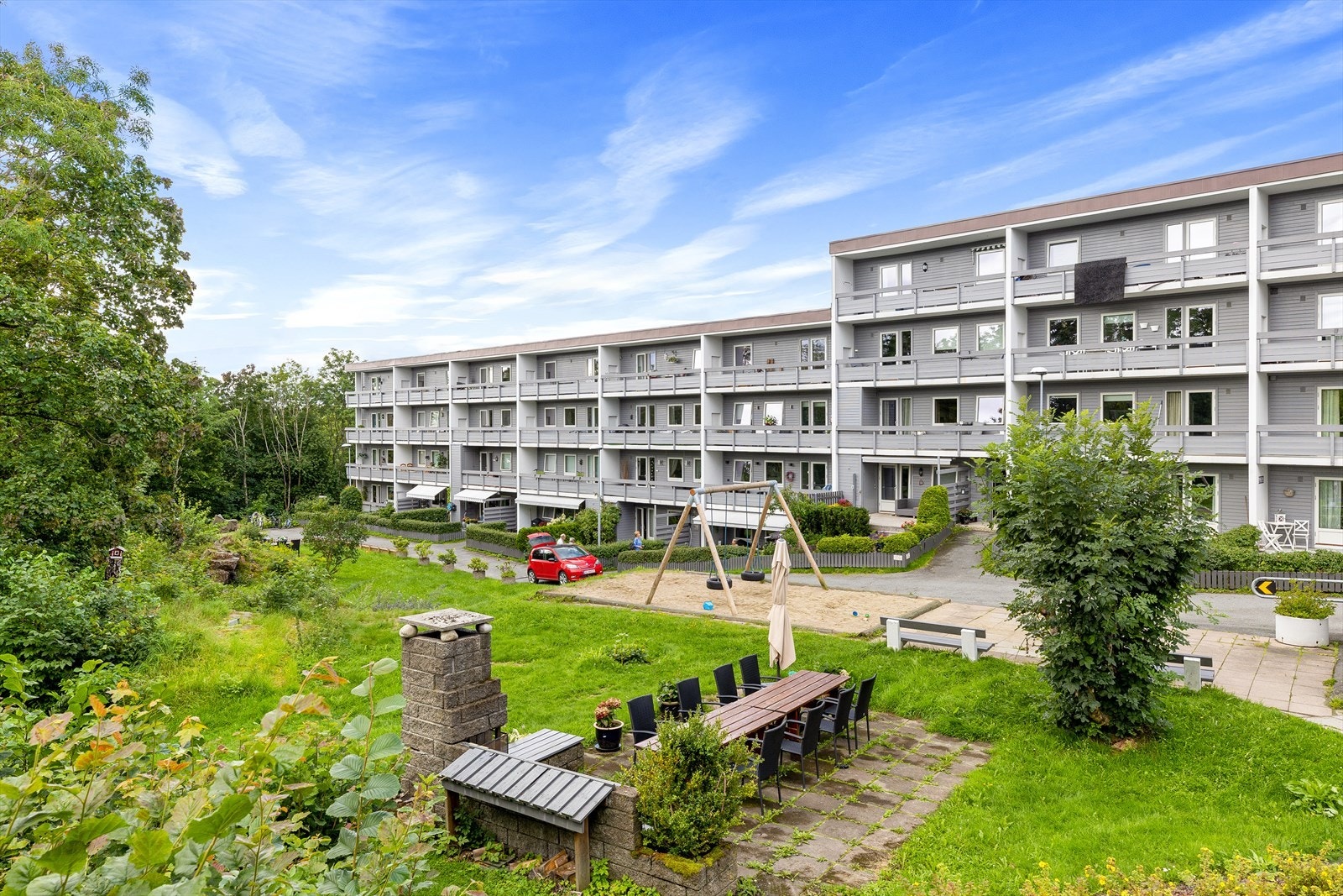 Felles lekeplass og sitteområde. Galleribilde