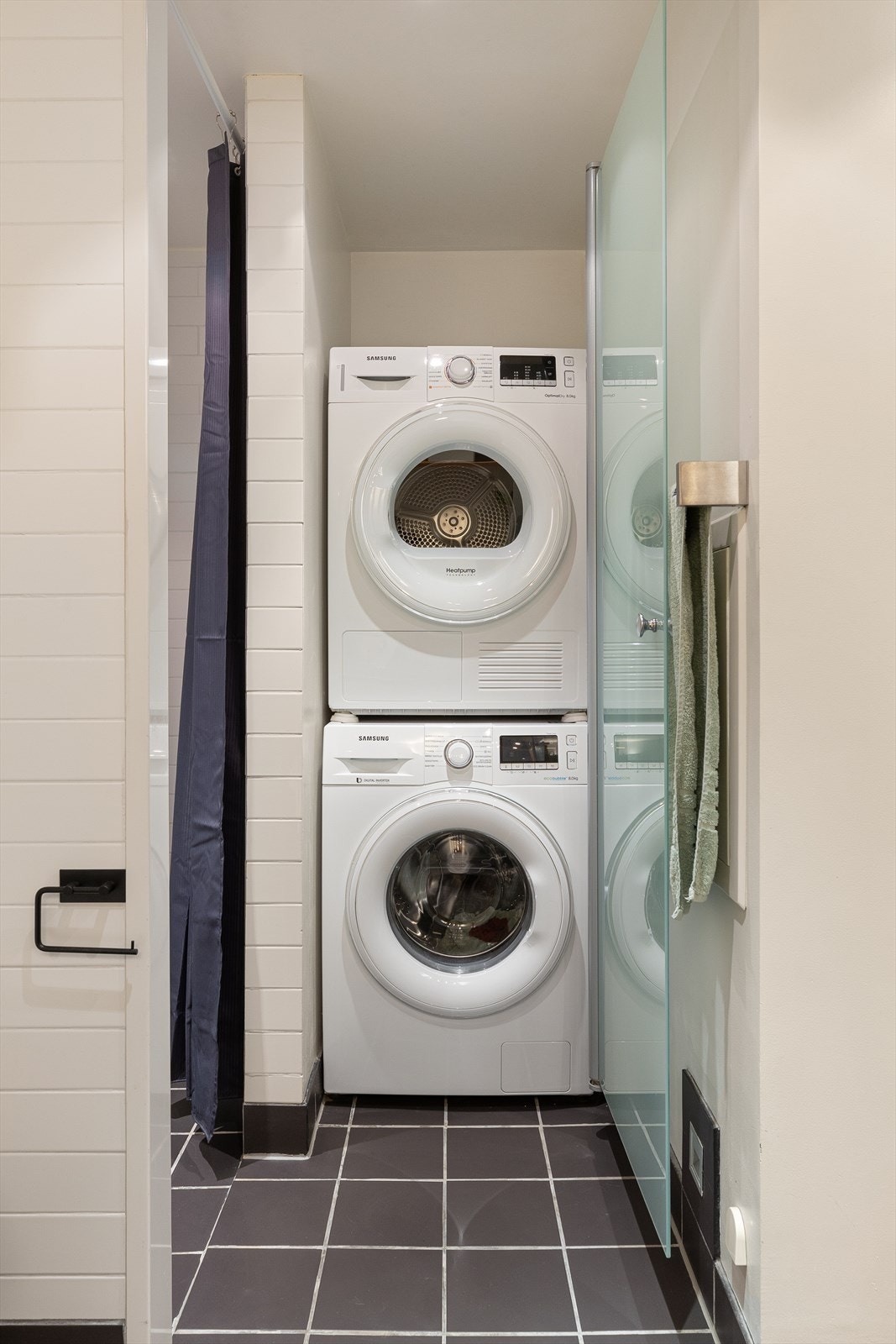 Vaskemaskin og tørketrommel er plassert i praktisk kombinasjon, ideelt for effektiv klesvask. Galleribilde