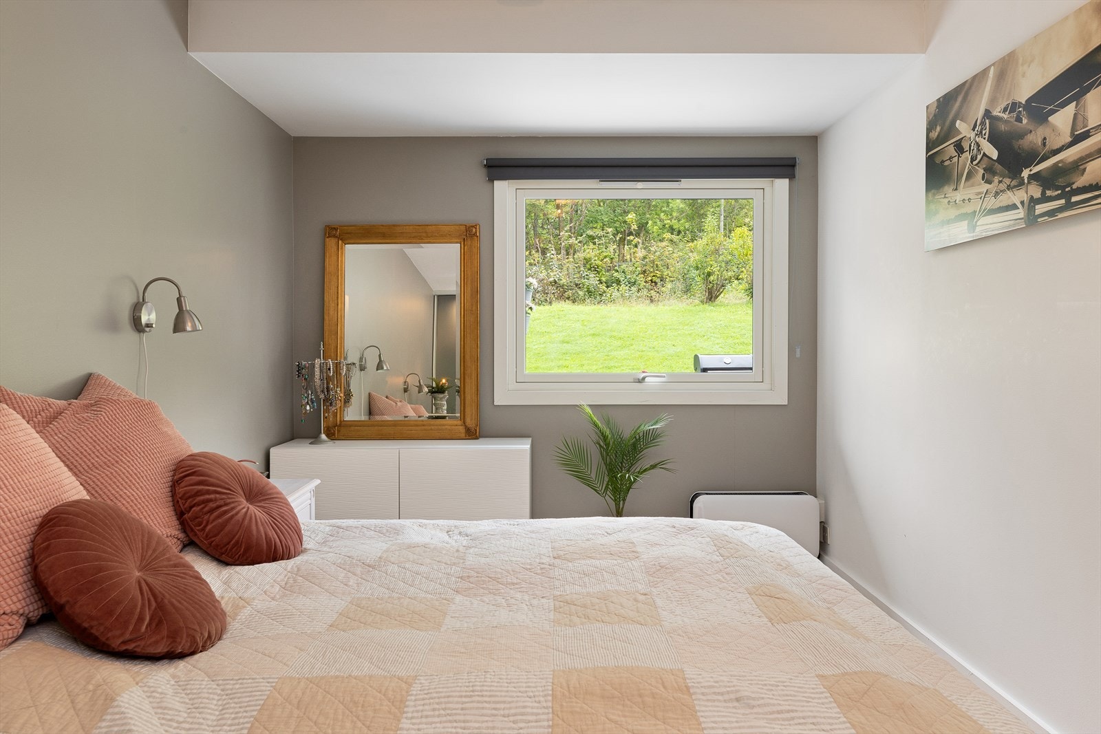 Plass til dobbeltseng og garderobe gir rommet praktisk funksjonalitet. Galleribilde