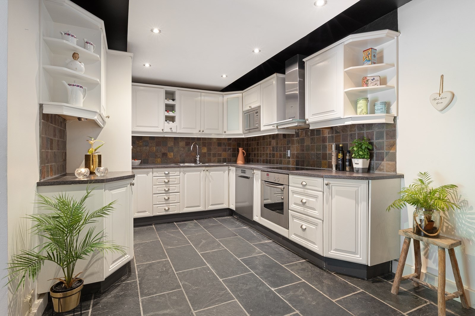 Kjøkkeninnredningen har profilerte fronter og integrerte hvitevarer som stekeovn, platetopp, microbølgeovn, kjøleskap og oppvaskmaskin. Galleribilde