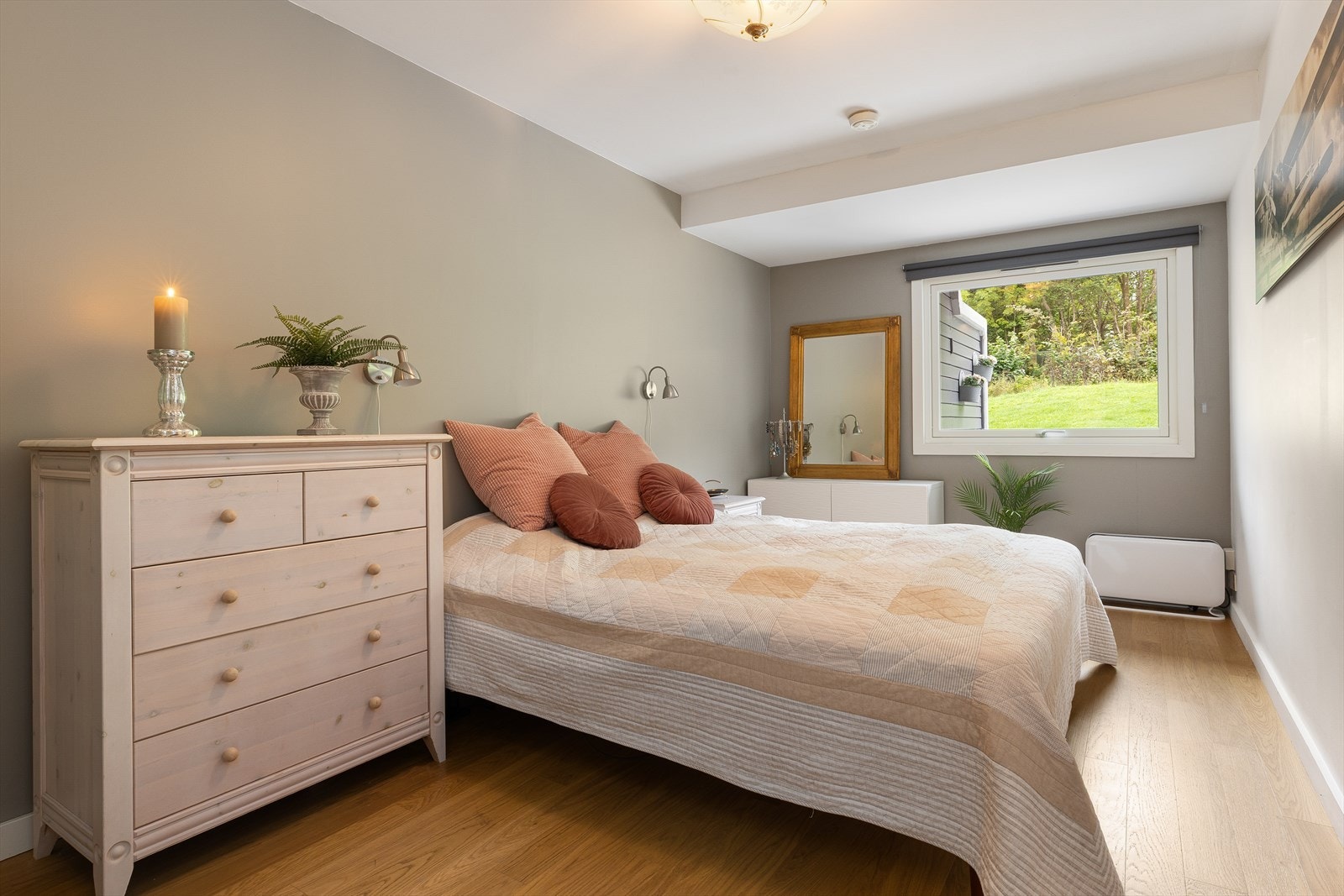 På soverommet gir store vinduer naturlig lysinnslipp og utsikt mot grøntområde. Galleribilde