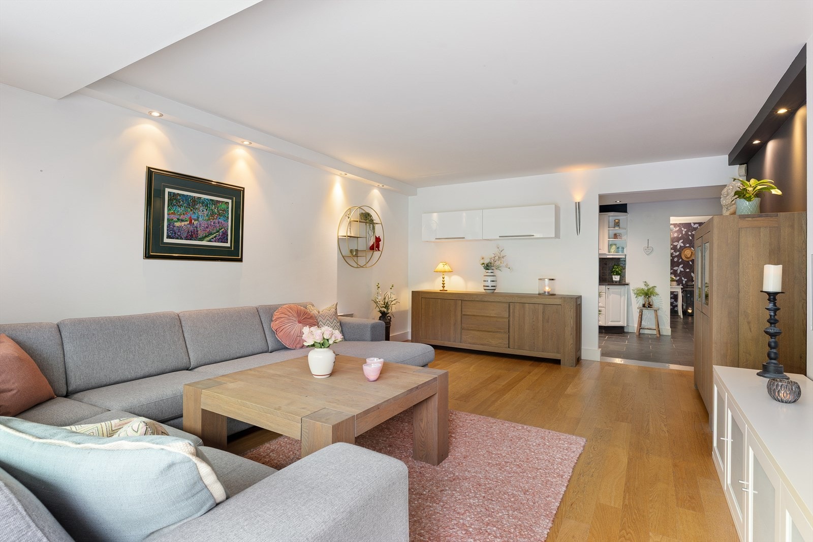 I stuen er det parkett på gulvet, slette overflater og pen belysning. Galleribilde