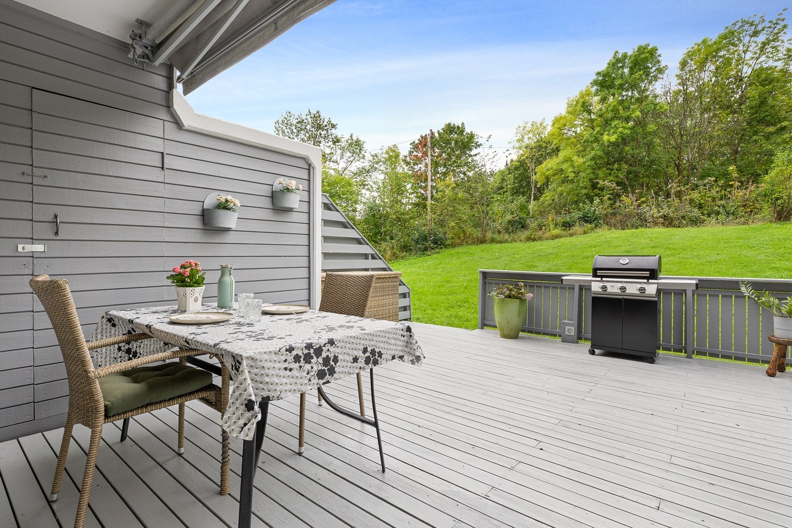 Plass til spisebord på terrasse gir mulighet for utendørs servering. Galleribilde