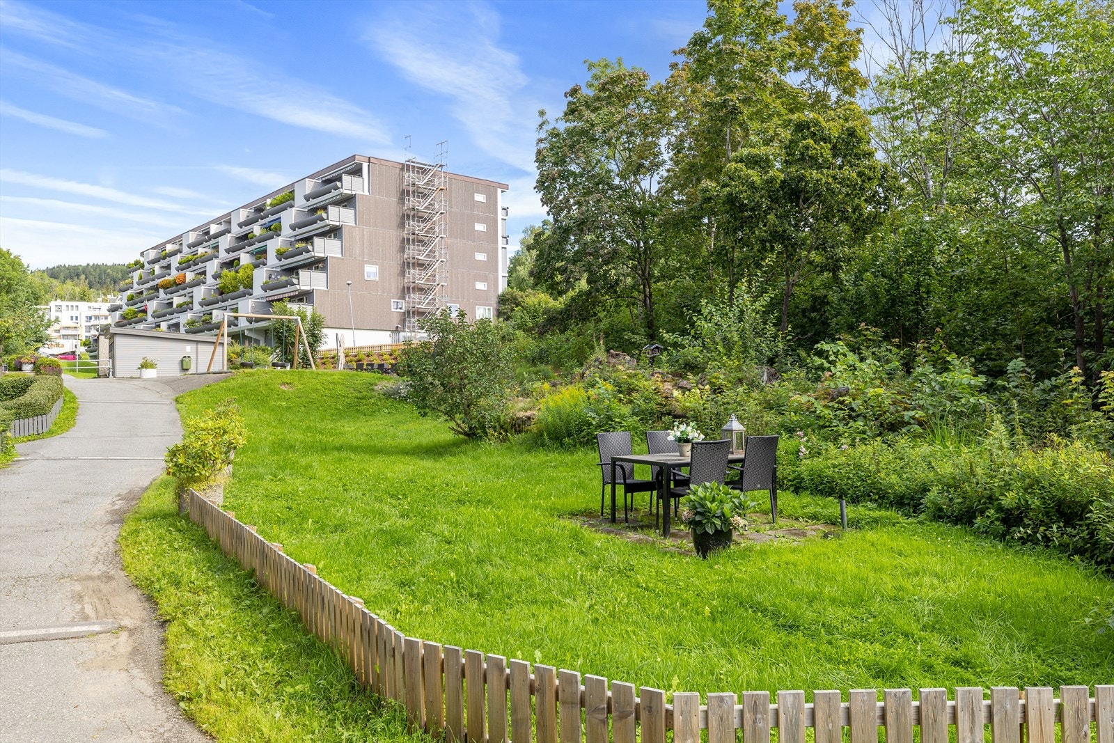 Felles uteområde med sittegruppe. Galleribilde