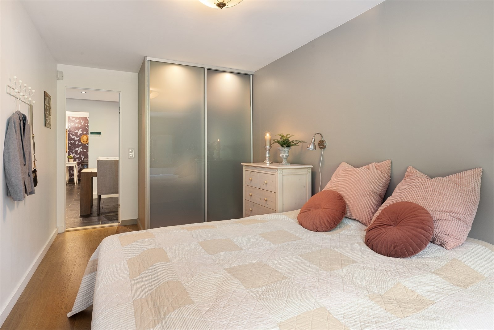 Skyvedørsgarderobe med effektiv oppbevaring og utnyttelse av rommet. Galleribilde