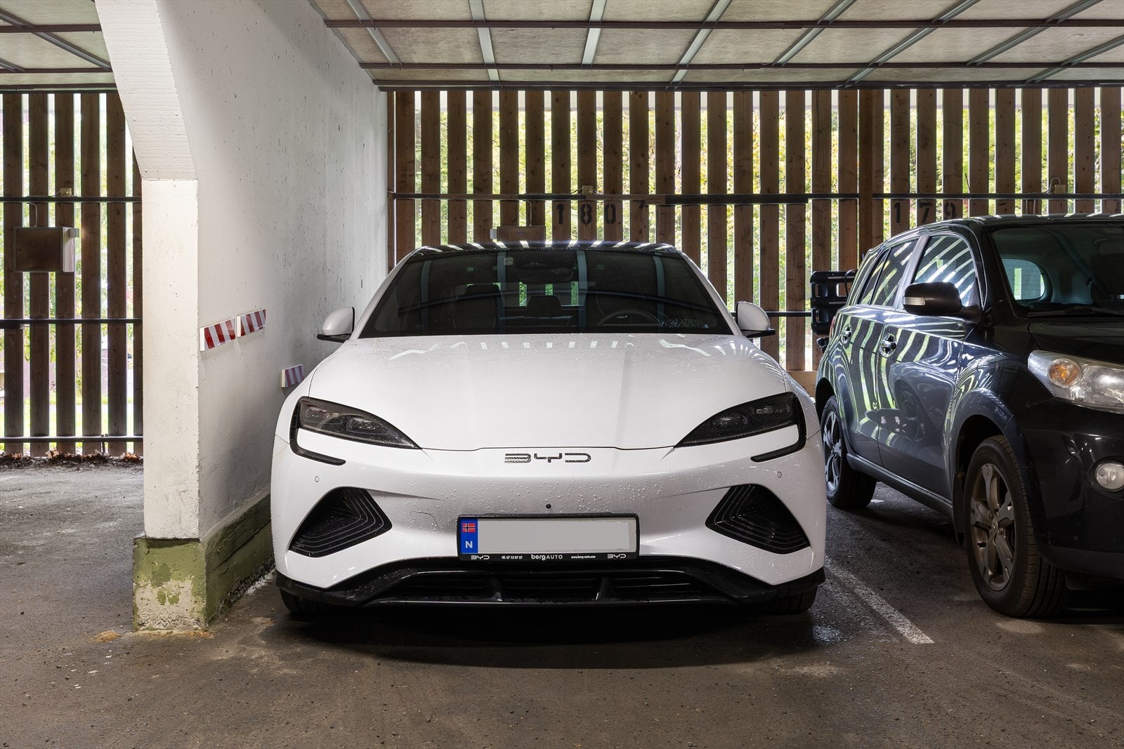 Leiligheten inkluderer en garasjeplass i felles anlegg, som gir praktisk parkering. Galleribilde