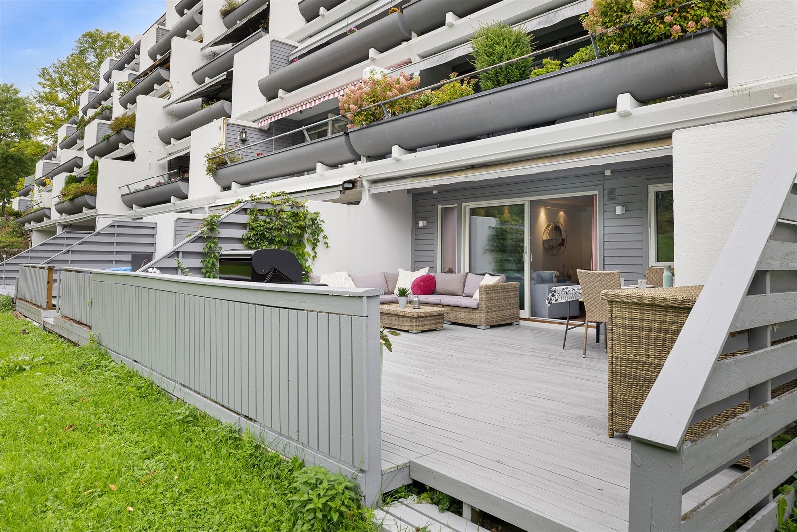 Direkte adkomst til friområdet/grøntareal fra terrassen. Galleribilde