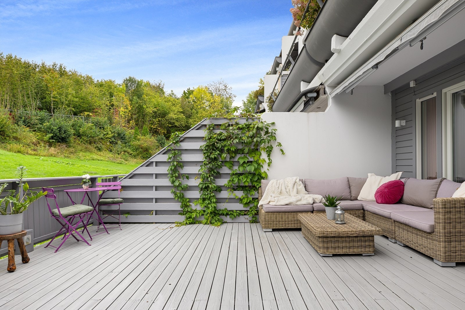 Stor fjernstyrt markise er montert for dager med mye sol og regn. Galleribilde