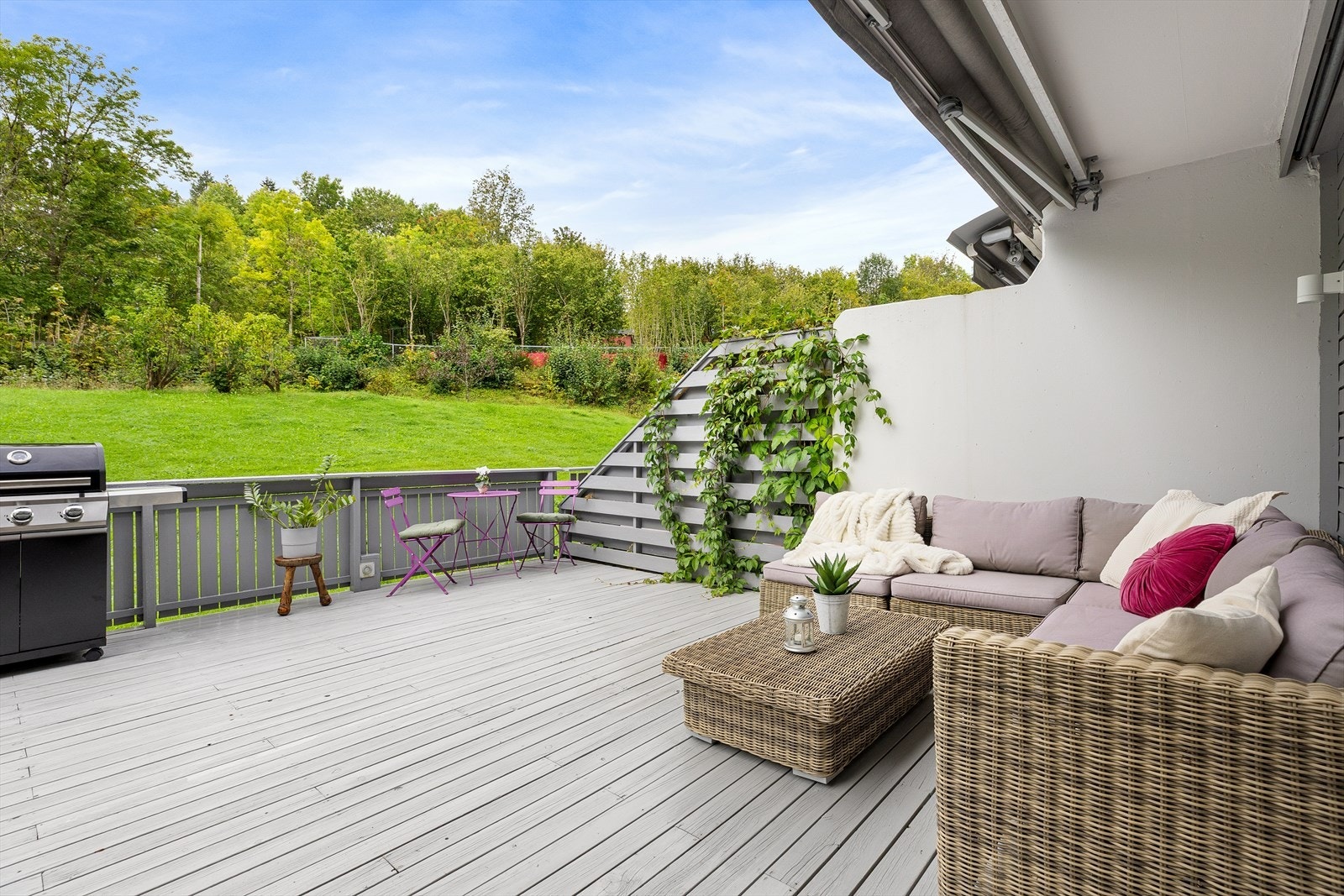 Svært hyggelig markterrasse med tredekke. Terrassen er på hele 36 kvm som gir god plass til sittegrupper, spisebord og grill. Galleribilde