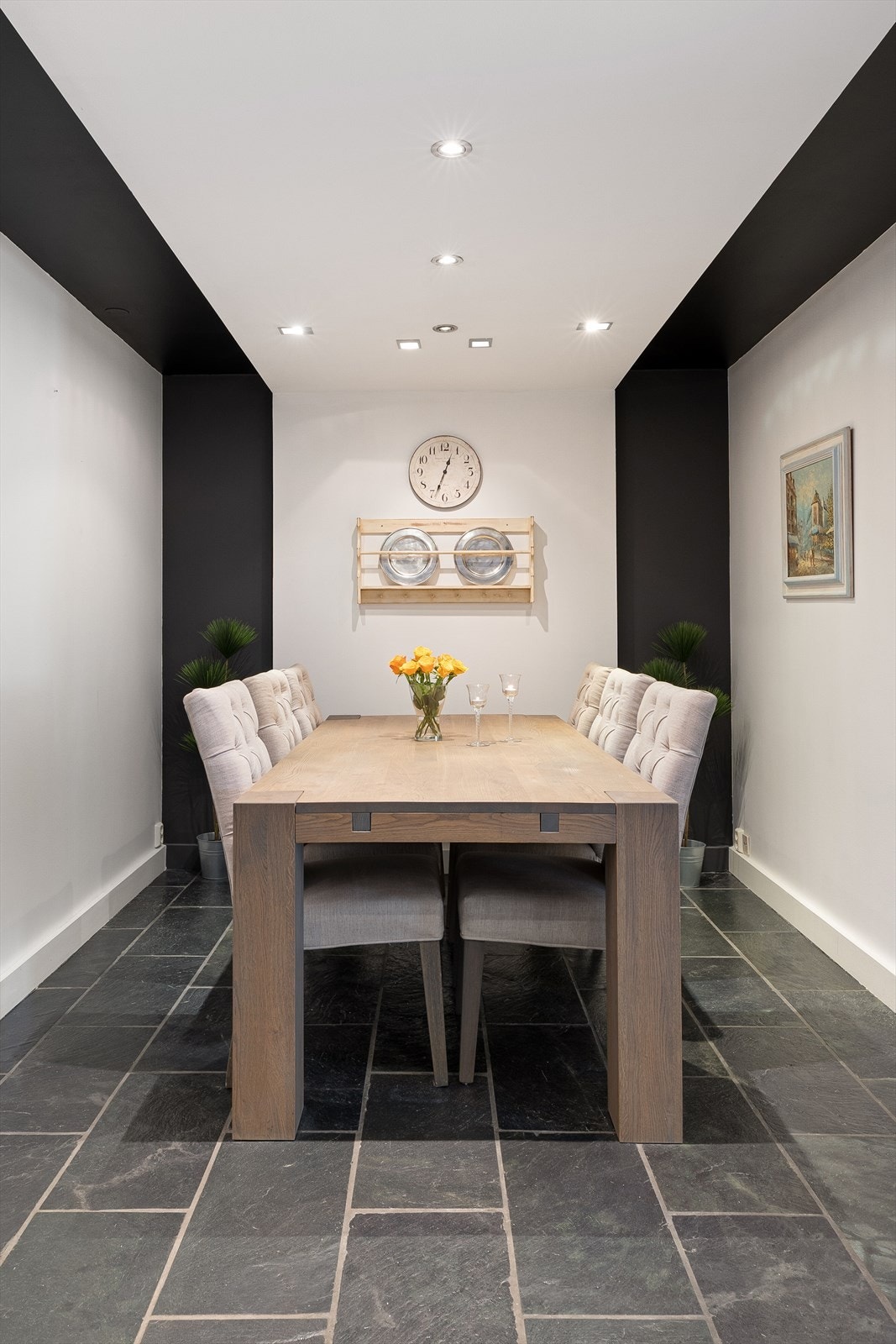 Hyggelig spisestue med god plass til stort spisebord. Galleribilde