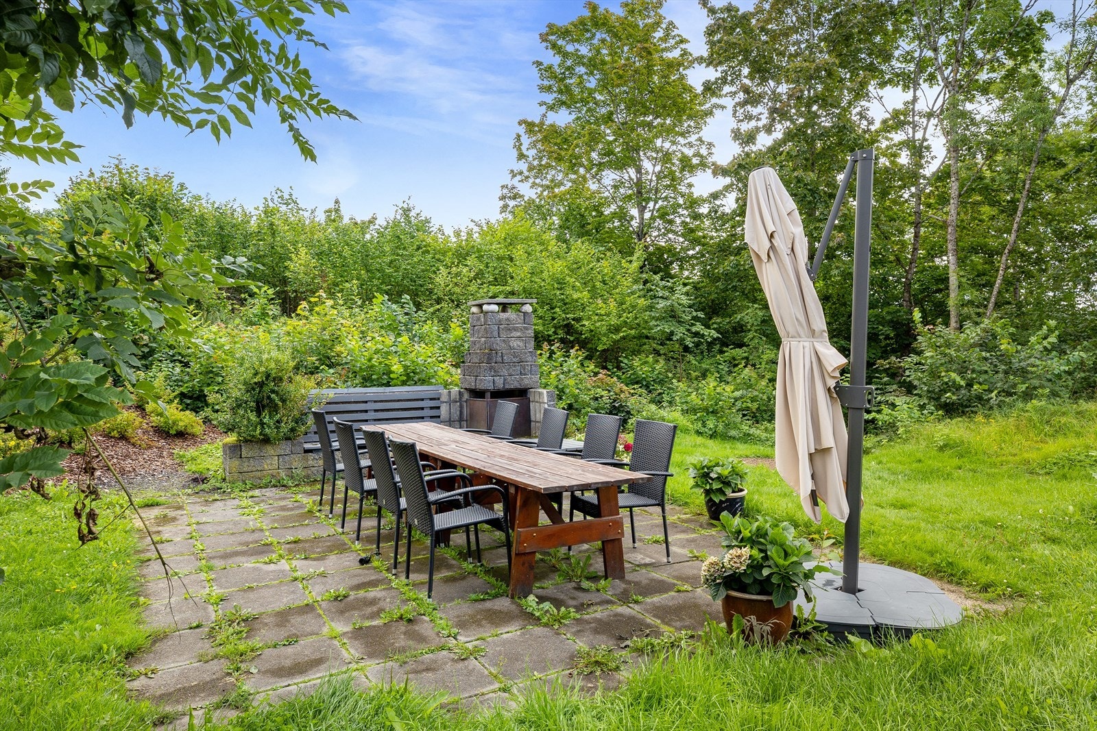 Hellebelagt uteplass med grillområde. Galleribilde