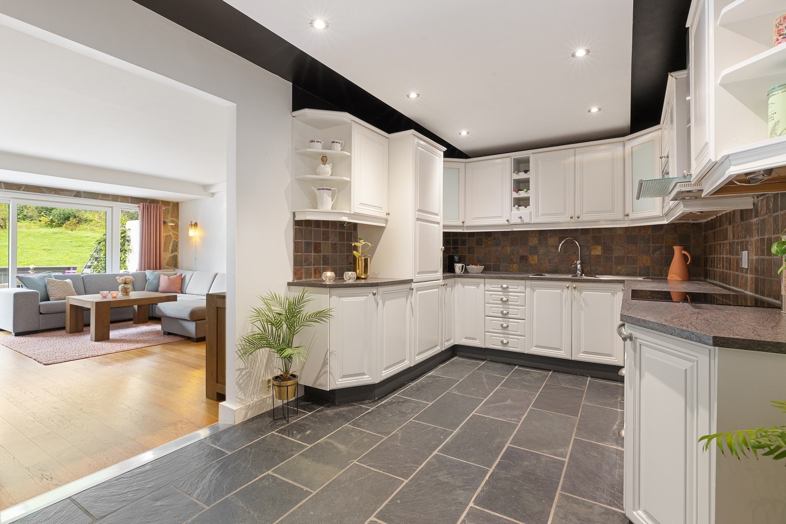 Åpen planløsning mot stuen gir en naturlig overgang mellom kjøkken og stue. Galleribilde