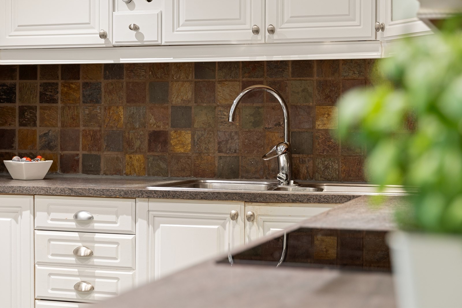 Fliser på veggene gir et robust og lettstelt kjøkkenmiljø. Galleribilde