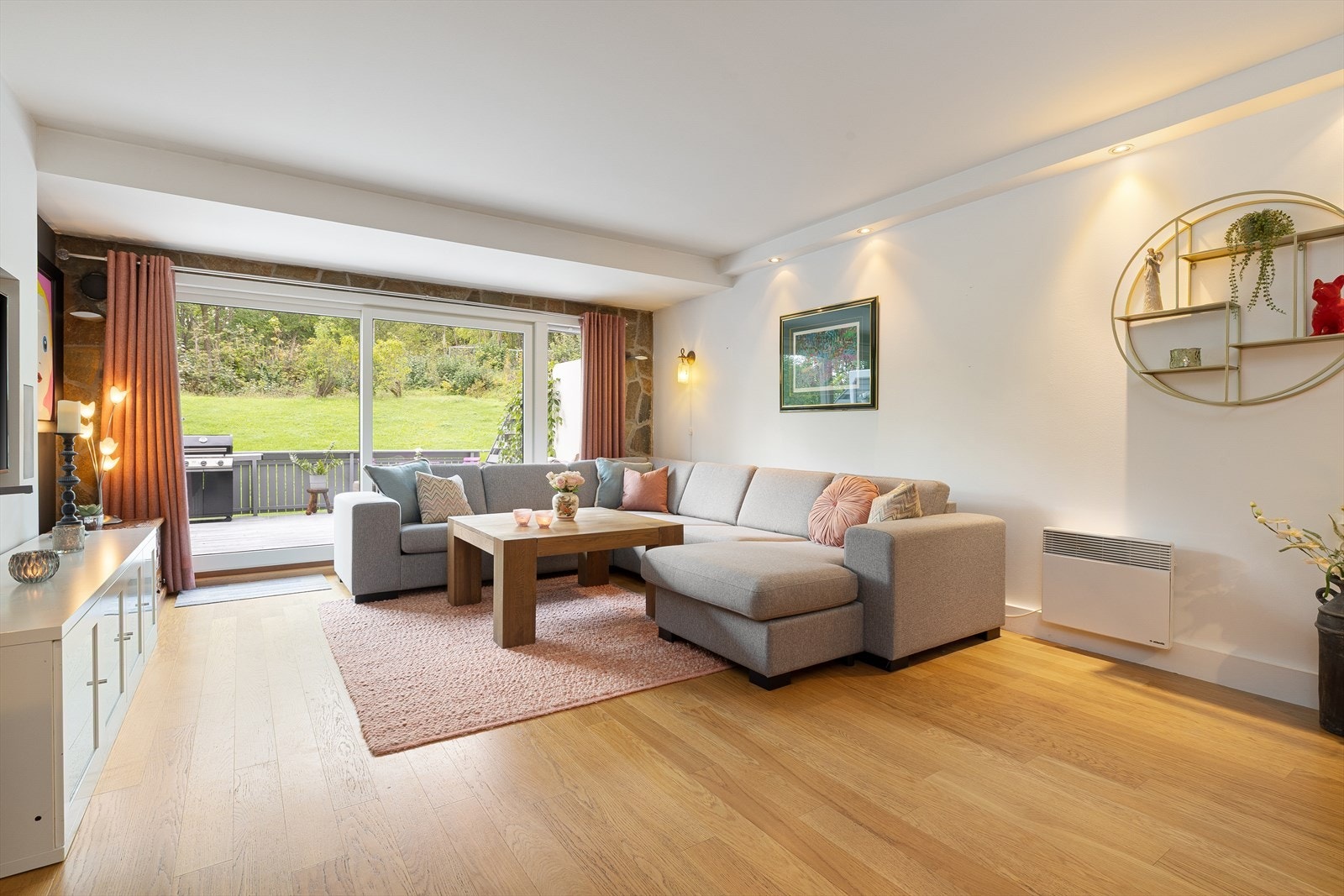 Dette er en flott og gjennomført 2- romsleilighet med fine detaljer og stor terrasse, beliggende på Godthaab/Åsterud. Galleribilde