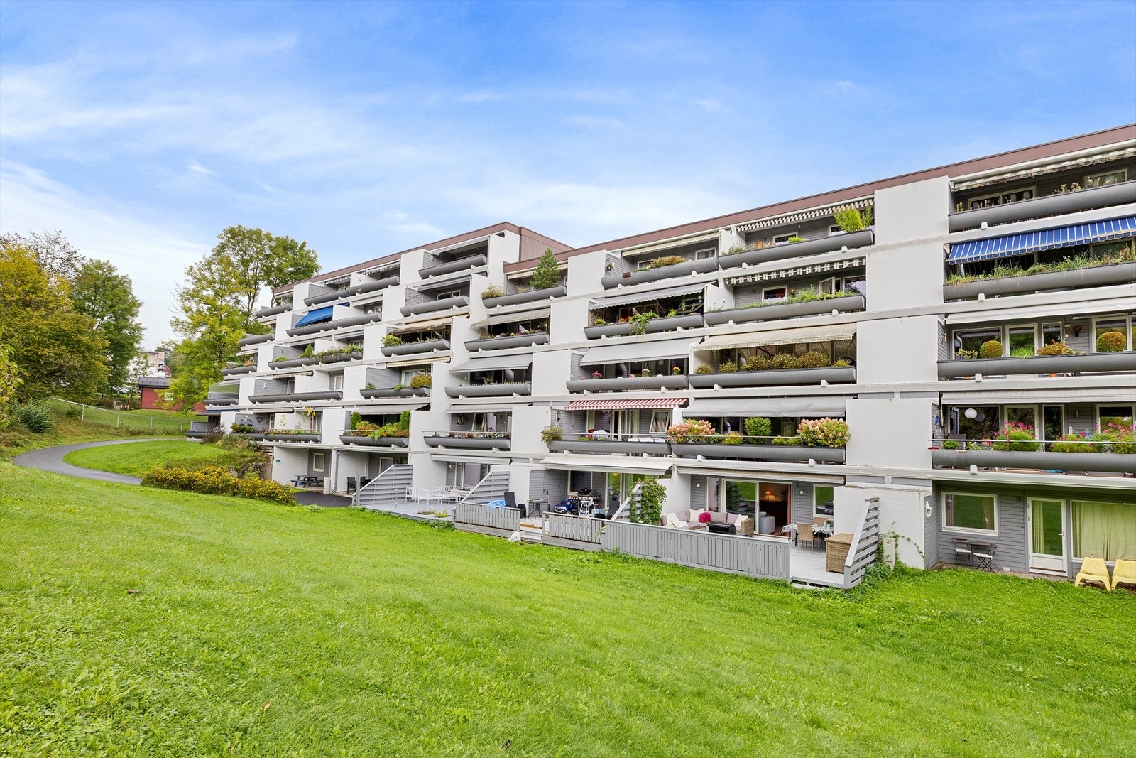 Rett utenfor døren har du flotte turmuligheter både sommer og vinter. Galleribilde