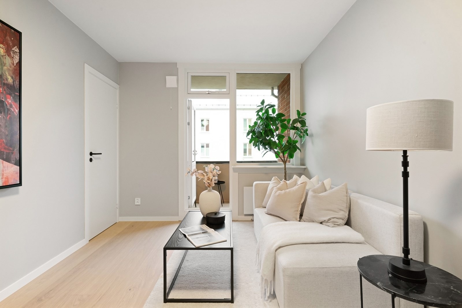 Leiligheten er malt i moderne farger. Galleribilde