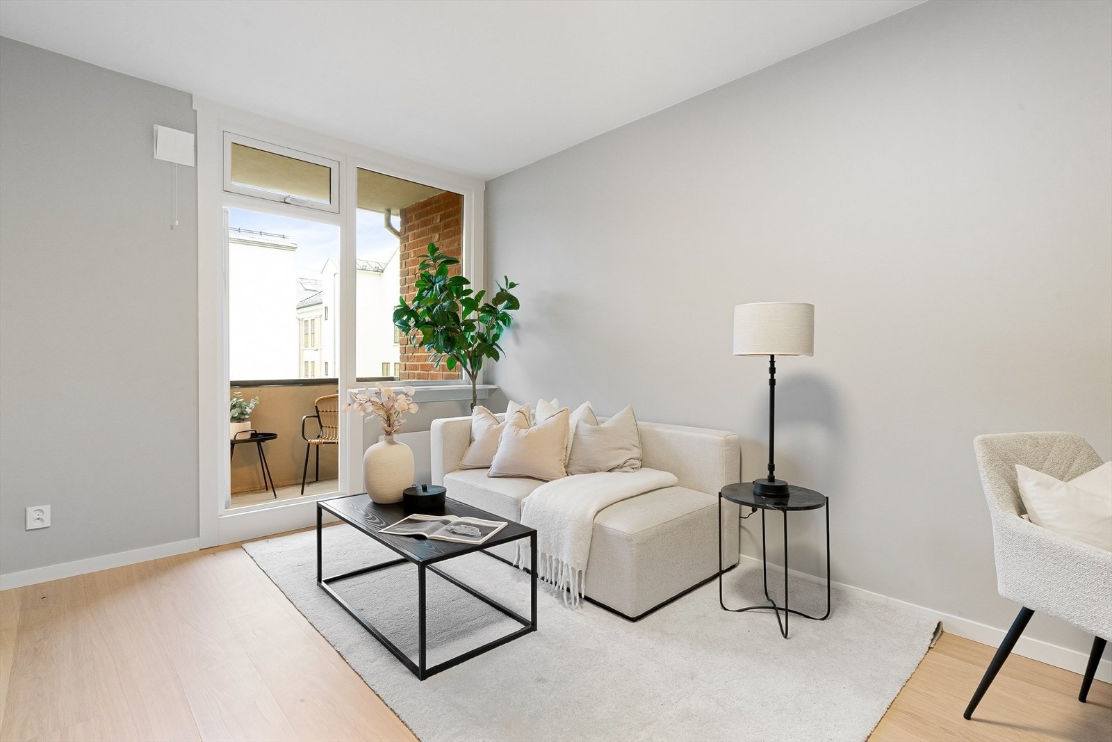 Lys og trivelig stue som er enkel og møblere. Galleribilde