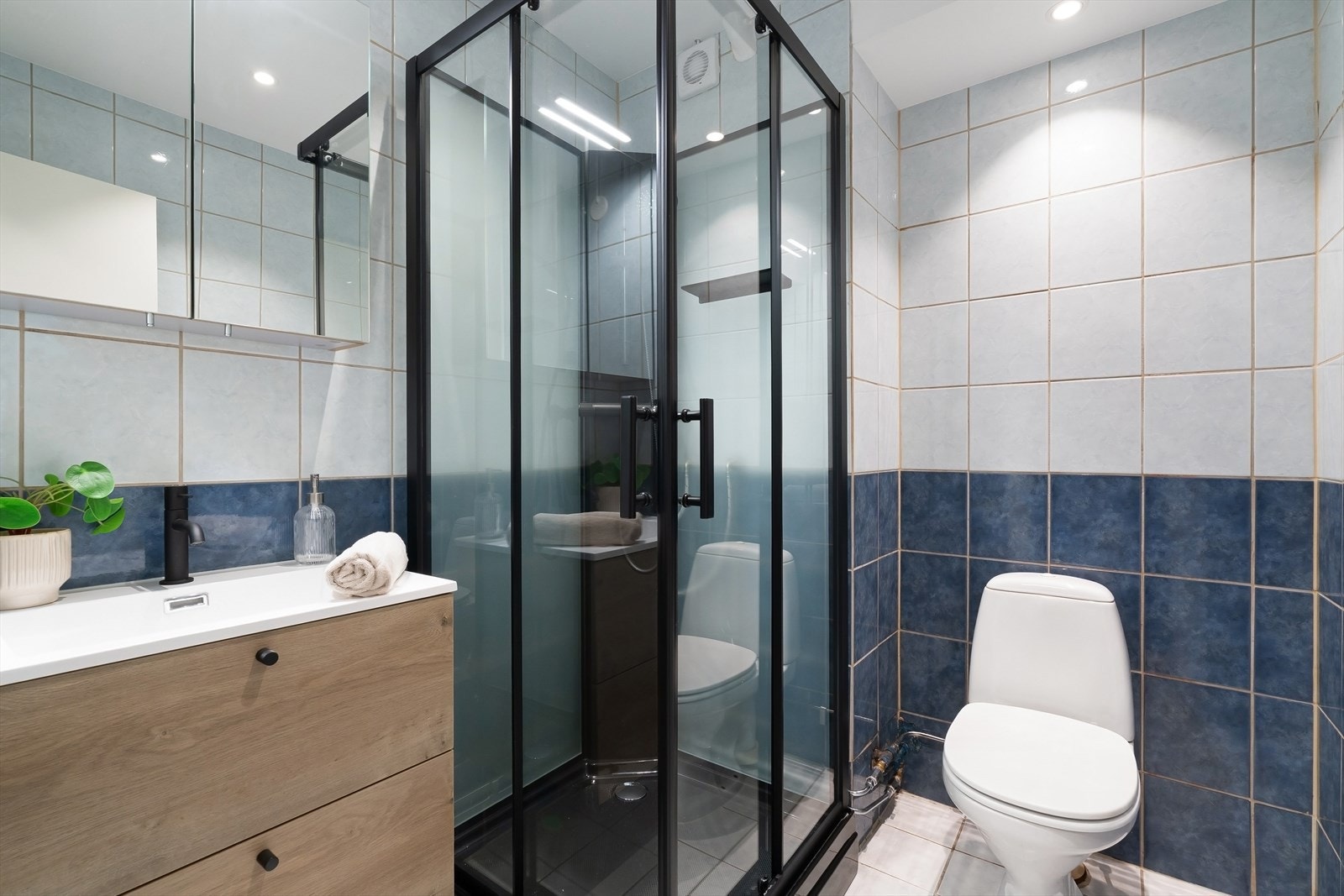 Romslig baderom med ny innredning. Galleribilde