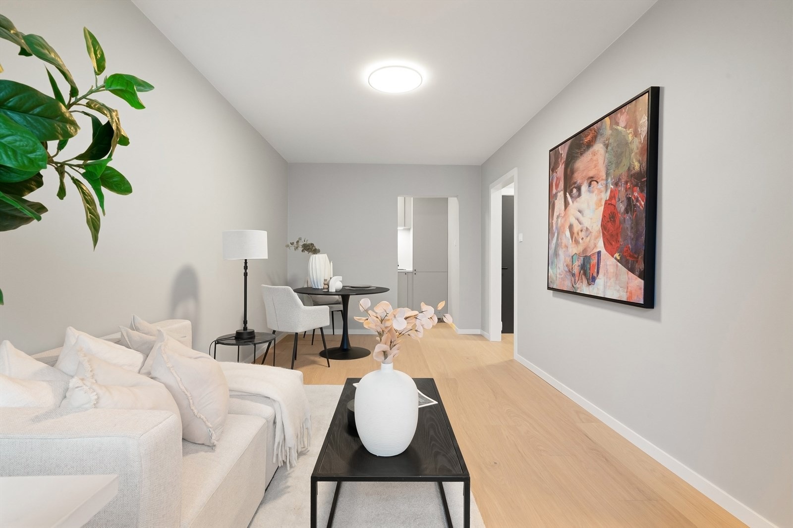 Kjøkken i delvis åpen løsning mot stuen. Galleribilde