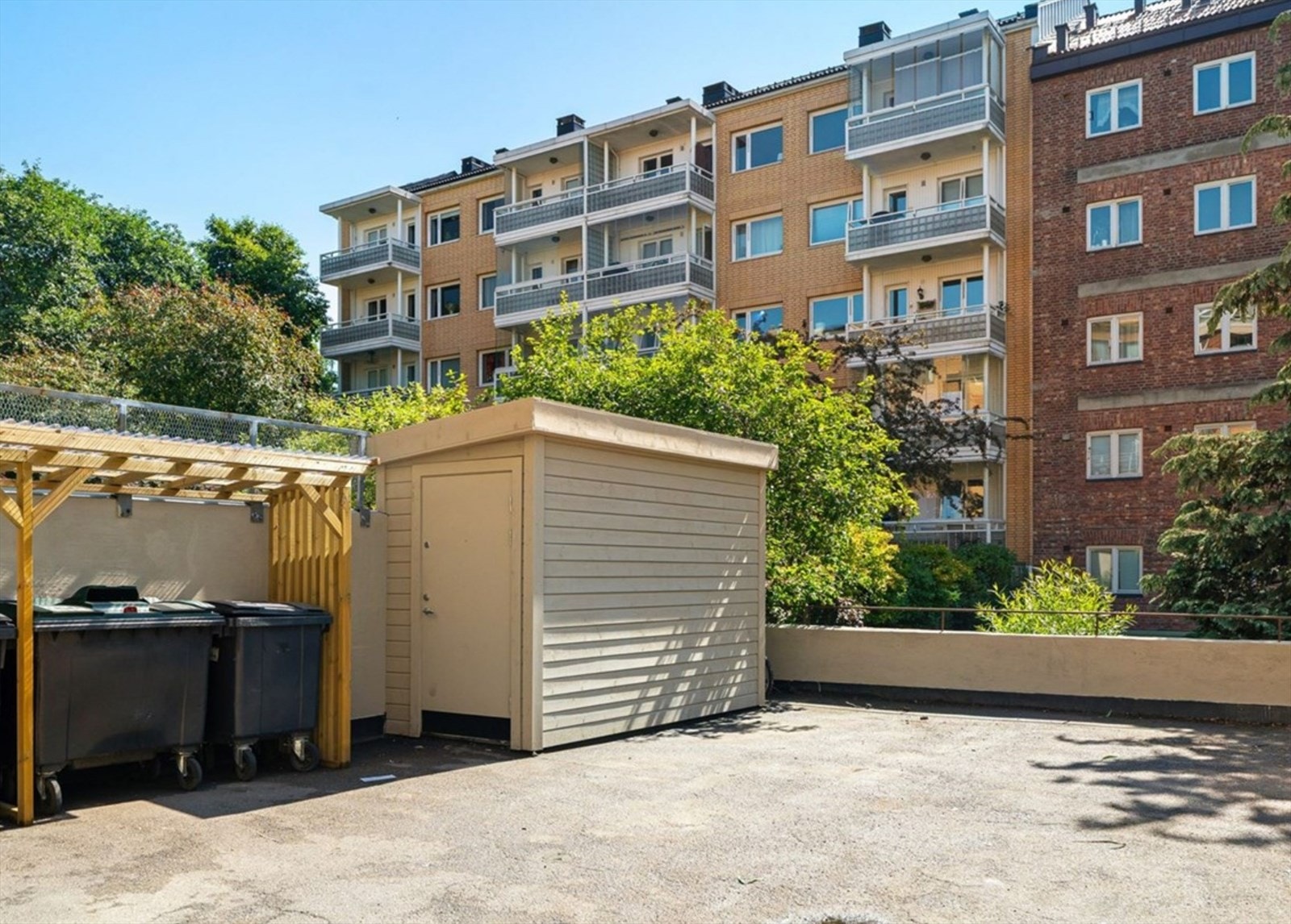 Bakgård med sykkelparkering Galleribilde