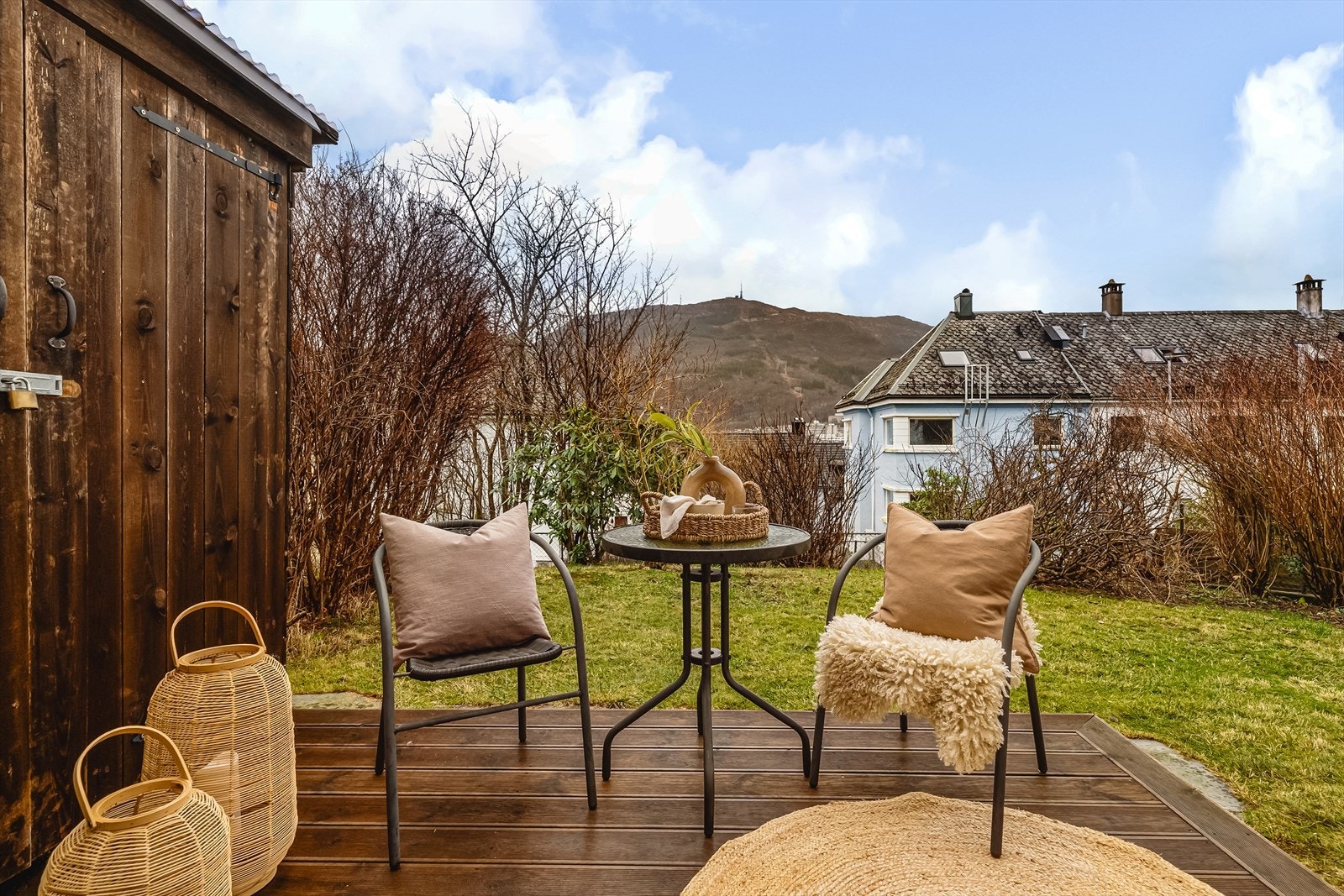Her fra terrasse i front og hage. Flott utsikt Galleribilde