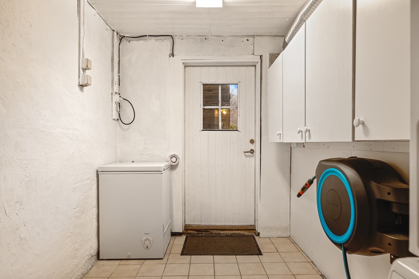 Utgang fra vaskerom til hage og terrasse Galleribilde