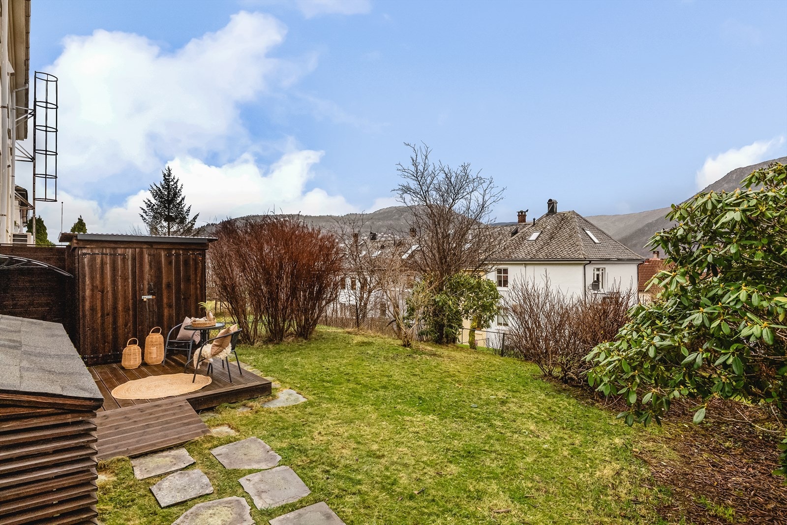 Opparbeidet med hage og terrasse. Bod Galleribilde
