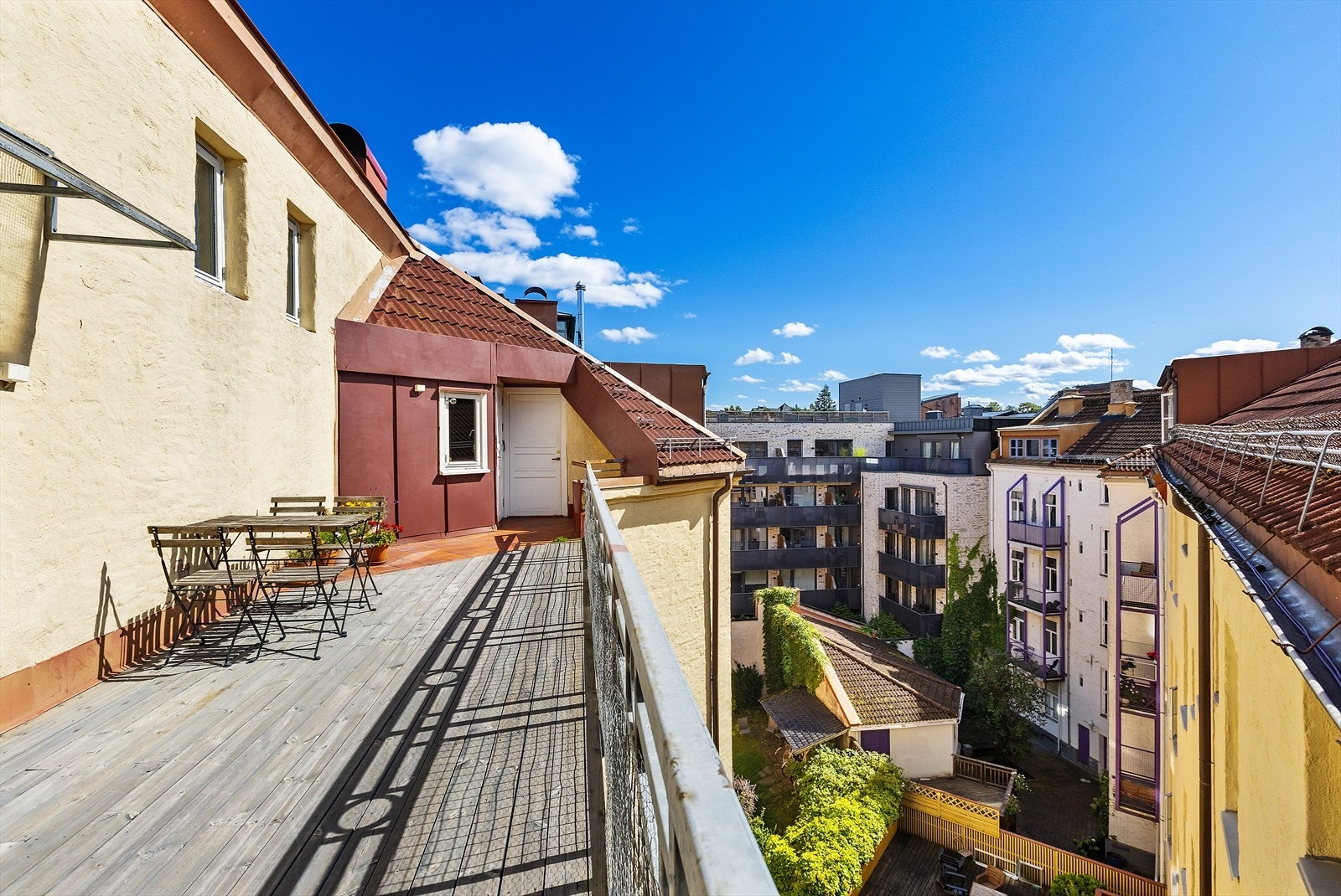 Solrik felles takterrasse med god plass til utemøbler og flott utsyn. Galleribilde