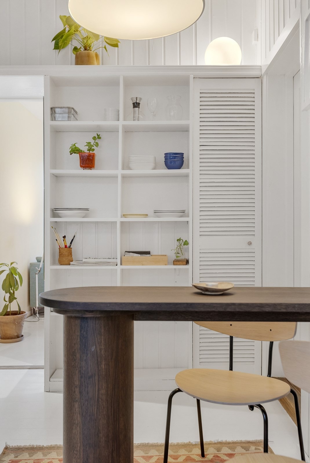 Spiseplass med plass til hyggelige måltider, i tilknytning til praktisk oppbevaringsløsning/hyller og kjøkken. Galleribilde