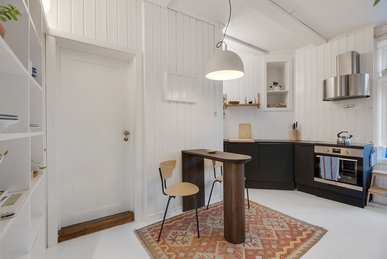 Praktisk planløsning med baderom i umiddelbar tilknytning til kjøkkenet. Galleribilde