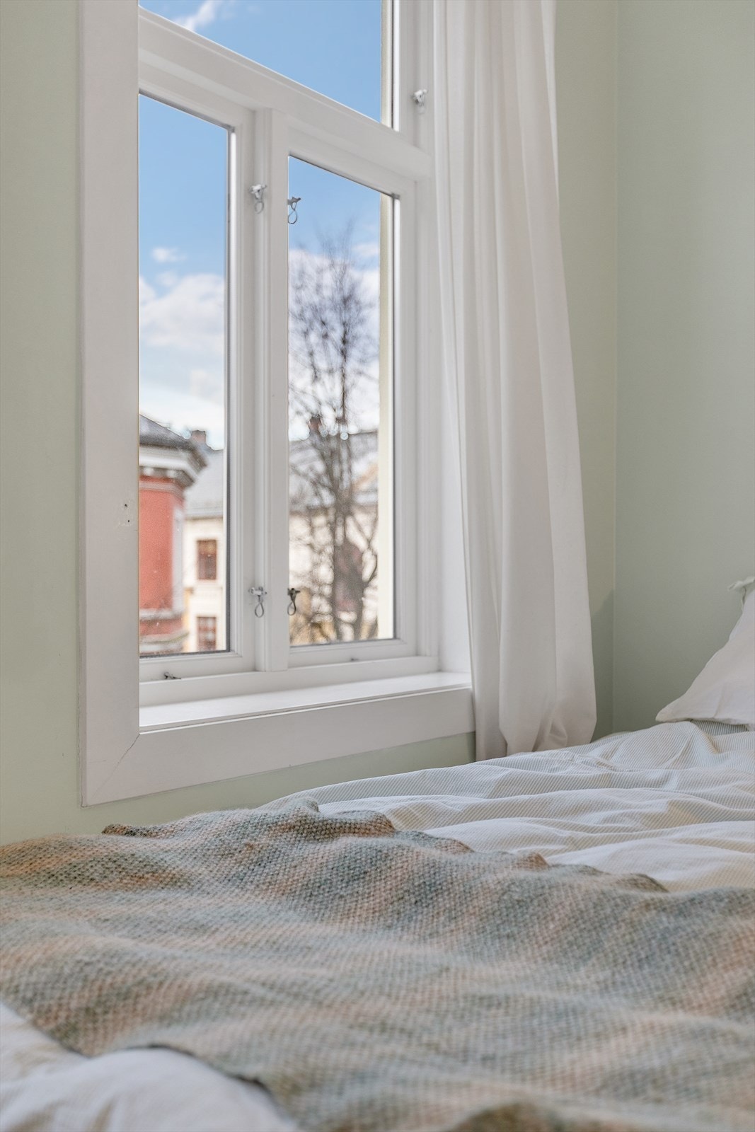 Detalj fra vindu - fint lysinnslipp og utsyn mot nabolaget Galleribilde