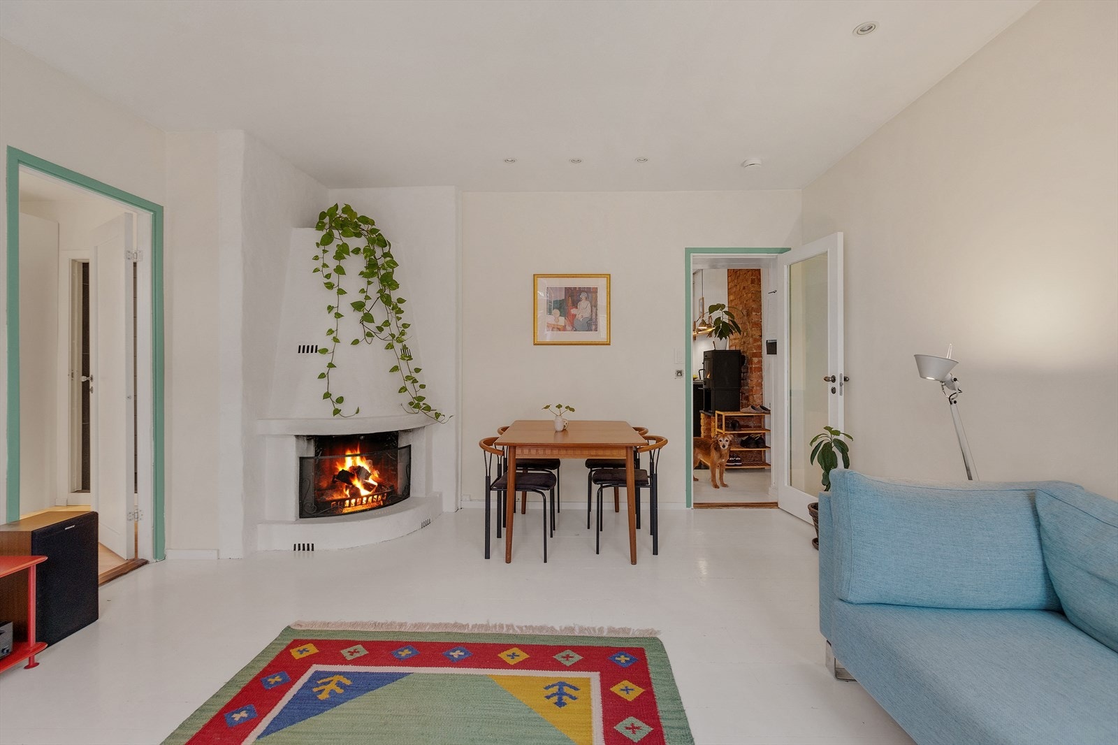 Stue med peis og naturlig plass til spisebord Galleribilde