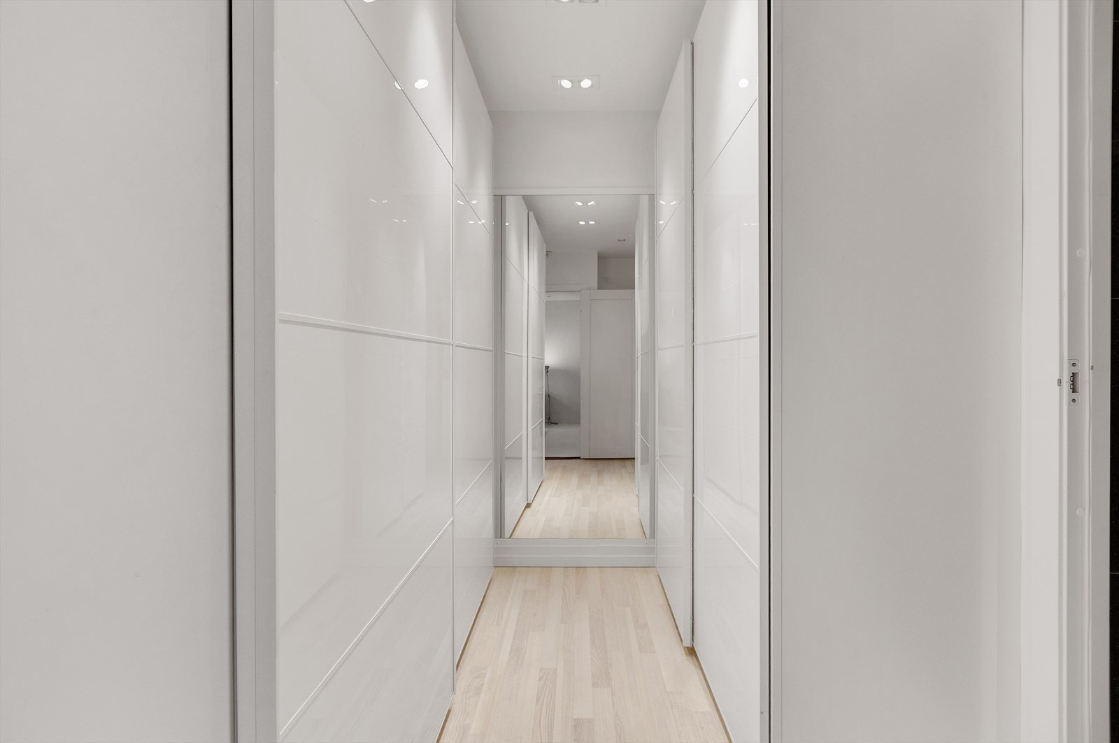 Rikelig med oppbevaringsmuligheter i omkledningsrom. Galleribilde