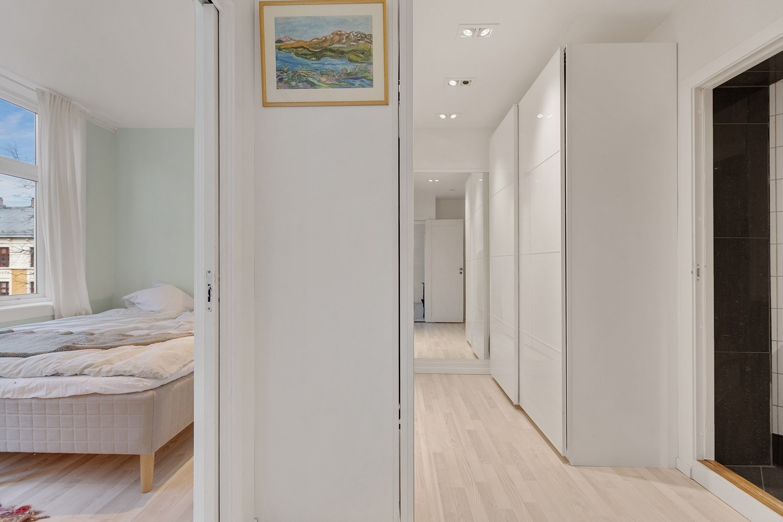 Fra omkledningsrom: Enkel adkomst til soverom og resten av leiligheten Galleribilde